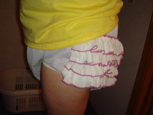 Diaper cover
Rhumba
Keywords: Lil girl in her diaper