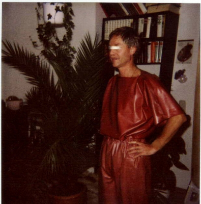 Gummi-Schlafanzug
Seine Schwiegermutter hat ihm diesen rotbraunen Gummi-Schlafanzug gekauft und er schläft jede Nacht mit Windeln und Gummihosen. 

