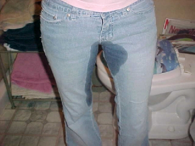 She soaked her jeans
Soaking her jeans
