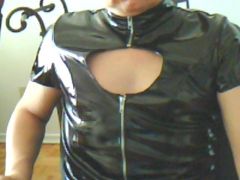 Robe PVC noire ouverte assise
