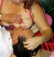 013 Yvonne breastfeeding