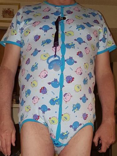 89348915_Onesiewithpacifier(cropped).jpg.4208dc2c86cfe8a38b80fe6f0be90cb7.jpg
