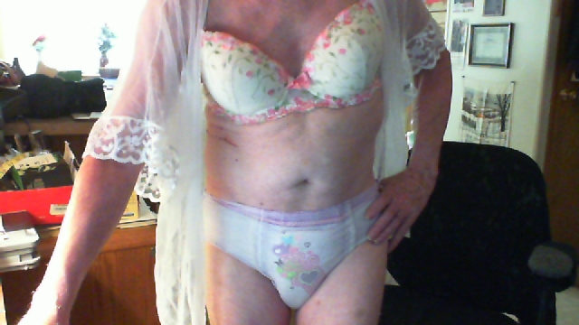 Jeanie in Pink
Crossdressing Diaper lover
