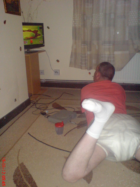 retard playing playstation
