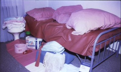sein Gummi-Bett7
seine Schwiegermutter hat ihm sein Gummibett Ã¼berzogen
