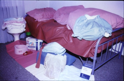 sein Gumm-Bett6
seine Schwiegermutter hat ihm sein Gummibett Ã¼berzogen
