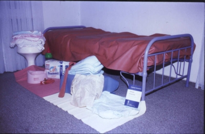 sein Gummi-Laken
Seine Schwiegermutter hat ihm ein Gummi-Laken ins Krankenhausbett gelegt. 
