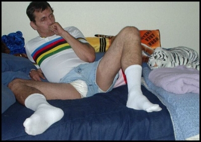 oop me diapers showing under me shorts
