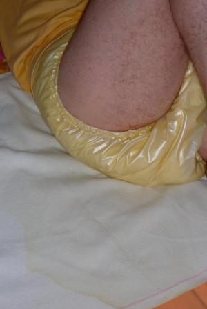 Bettnässer
Wieder einmal ist das Windelpaket (Stoffwindel und gelbe Gummihose) in der Nacht ausgelaufen und das Bett nass - die feuchten Ränder sind deutlich zu erkennen. Glücklicherweise ist eine Gummiunterlage im Bett.
