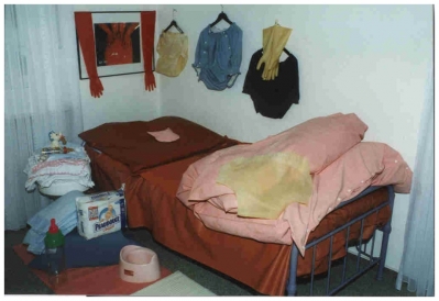 sein Gummi-Bett8
seine Schwiegermutter hat ihm sein Gummibett Ã¼berzogen
