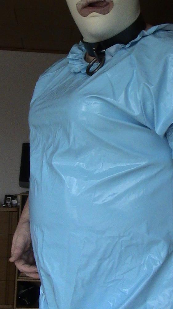 Babyslave mit Plasik-Spielanzug, Latexmaske und Halseisen
